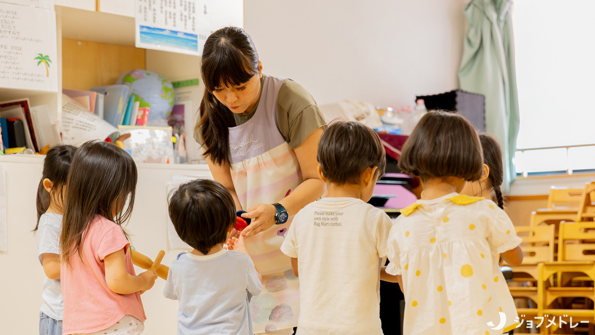 第六コスモ保育園(保育士の求人)の写真8枚目:踊ったり打楽器を使って演奏することで音に慣れ親しみます