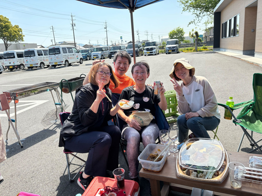 ポピーデイサービスセンターTSUNAGARI(介護職/ヘルパーの求人)の写真13枚目:敷地内で職員みんなでBBQをしました。年に1-2回部門を超えた交流会をしています