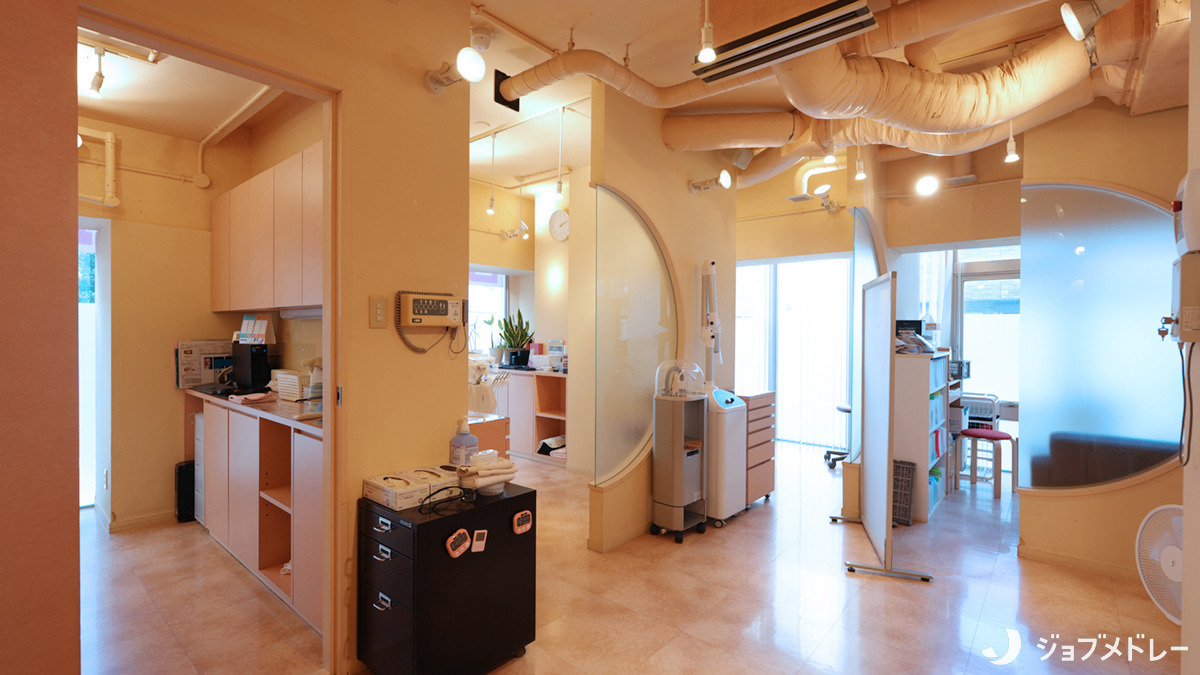 吉田デンタルオフィス(歯科助手の求人)の写真9枚目:広々とした開放的な空間です◎