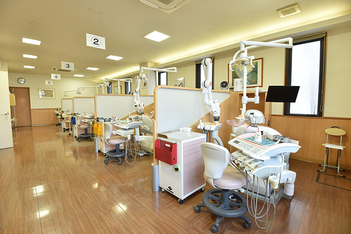 光の森歯科クリニック（歯科衛生士の求人）の写真2枚目：診療室は半個室なので周りを気にせず集中して仕事に取り組めます