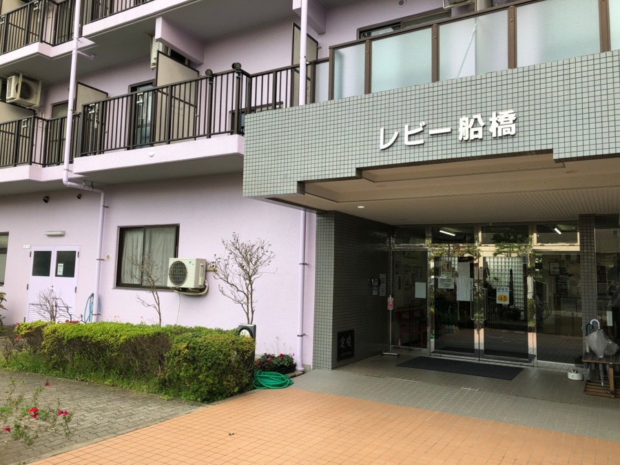 レビー船橋(介護職/ヘルパーの求人)の写真:大きな玄関♪