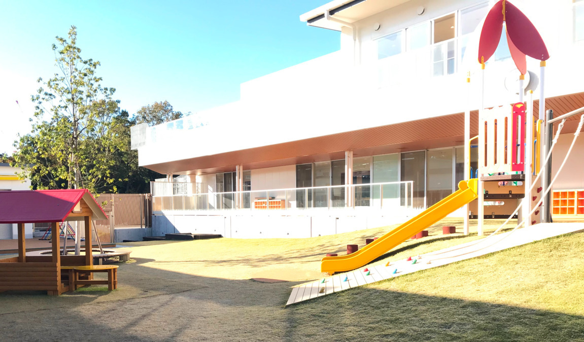 トヨタチャイルドケア　ぶぅぶフォレスト（保育士の求人）の写真2枚目：広い芝生の園庭には大きな遊具もあり、のびのびと外遊びができます。