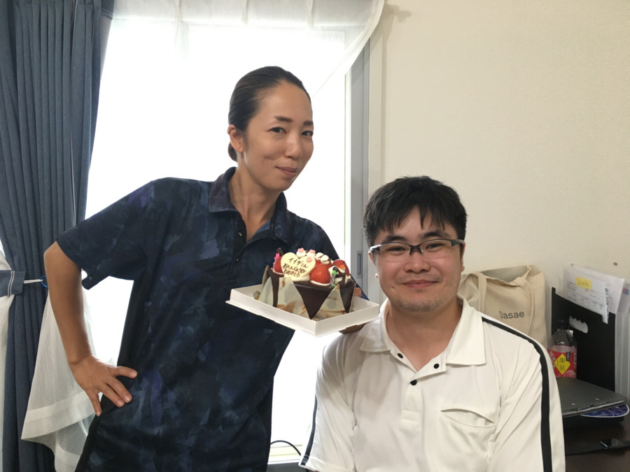 ホームケアささえ（介護職/ヘルパーの求人）の写真4枚目：バースデイケーキで誕生日のお祝い(๑>◡<๑)楽しく働く事を一生懸命に考える毎日