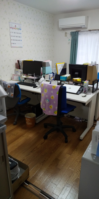 訪問看護ステーションささえーる（看護師/准看護師の求人）の写真2枚目：作業部屋①：全職員に専用デスクと専用PCがあります。