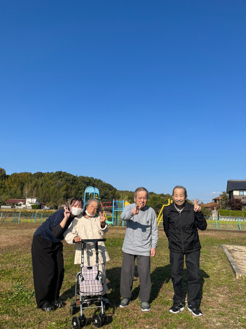 グループホームゆりかごの写真2枚目：入居者さんとお散歩におでかけ！
