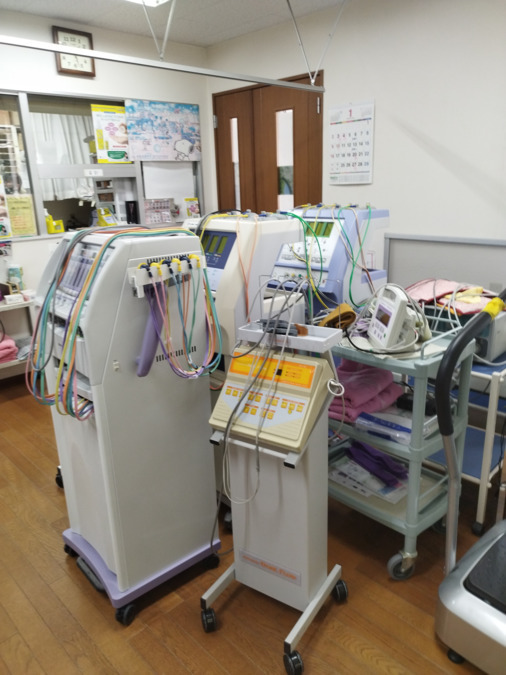松岡整骨院（柔道整復師の求人）の写真3枚目：たくさんの治療機器があります