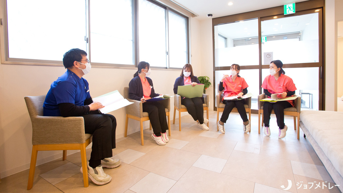 とうだい歯科クリニック（歯科衛生士の求人）の写真21枚目：スタッフ全員で積極的に意見交換を行っています