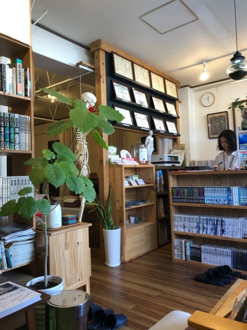 鍼灸整骨院　雨青舎の写真2枚目：受付。木と植物と本。早めに来て読書される方もいます。