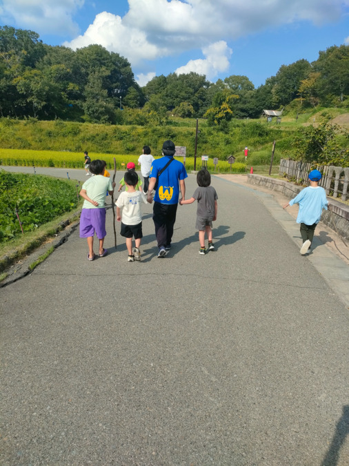 放課後等デイサービス ウィズ神戸（児童指導員/指導員の求人）の写真15枚目：自然の中で散策したり探検したり。ドキドキワクワクの体験に子ども目線で寄り添います