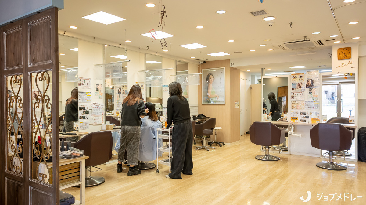 リファインヴェール小川店(美容師の求人)の写真6枚目:居心地の良さを大切にしています♪