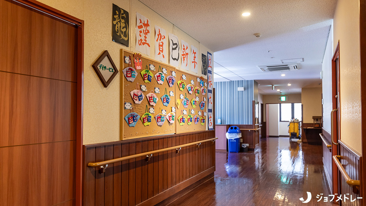 特別養護老人ホームひらがさ喜の里（介護職/ヘルパーの求人）の写真14枚目：壁には季節の飾り付けが並びます