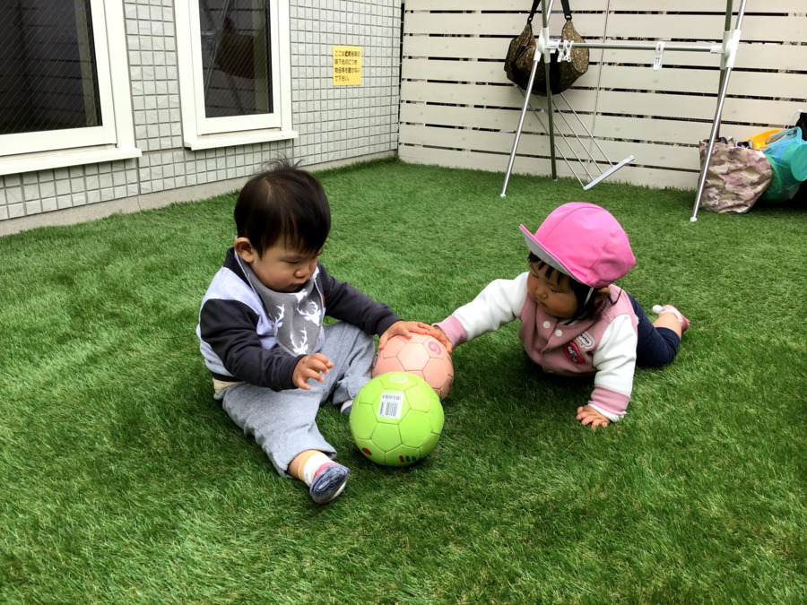 &KIDS ことのはほいくえん(保育士の求人)の写真4枚目:小さいですが園にあるテラスで遊ぶこともできます。