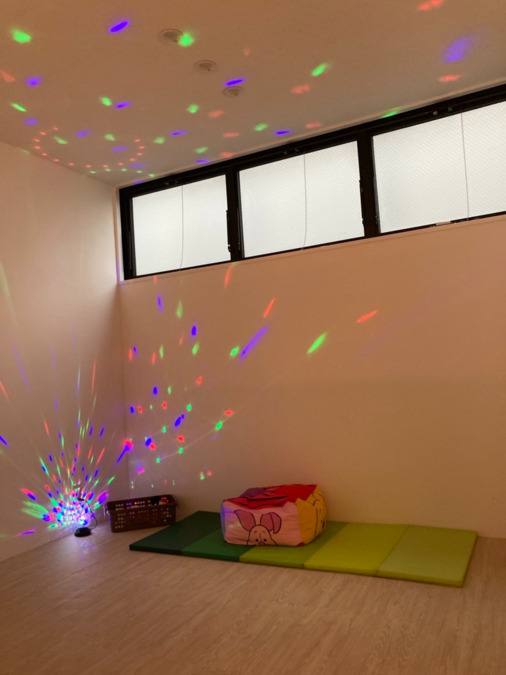 放課後等デイサービスSUNNY(理学療法士の求人)の写真4枚目:リラックスルーム
落ち着きたいときや、クールダウンしたいときに使用する部屋です。