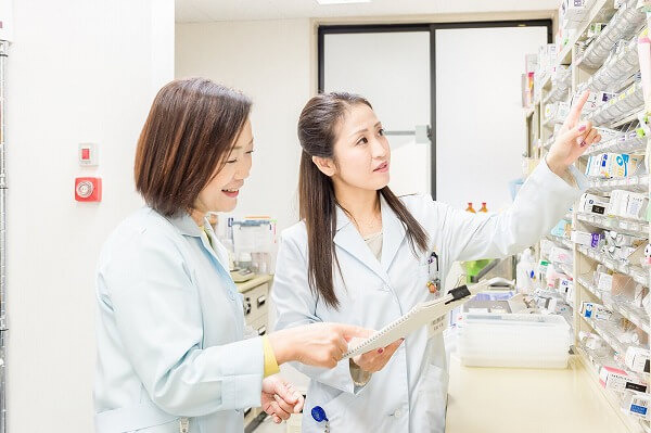 すみれ薬局　八尾店（薬剤師の求人）の写真3枚目：先輩薬剤師が指導いたします