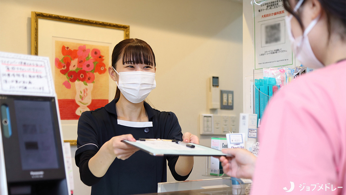 大和田おか歯科医院（歯科医師の求人）の写真8枚目：受付の様子です
