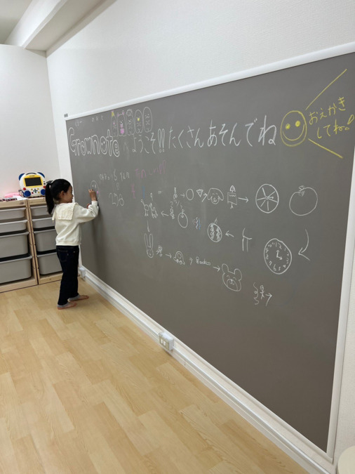 growのおと　上本町教室（言語聴覚士の求人）の写真6枚目：ダイナミックお絵描きスペースです！