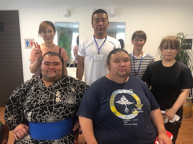 高齢者・障がい者向け賃貸住宅楽々（介護職/ヘルパーの求人）の写真4枚目：高砂部屋の力士が来て、ちゃんこ鍋を作ってくれます。今はコロナ禍でできませんが…