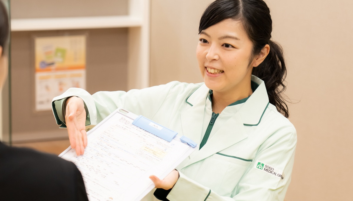 経堂みどり薬局（調剤事務の求人）の写真2枚目：【問診票案内】
お薬を安全に服用いただくため、既往歴やアレルギーの確認をします