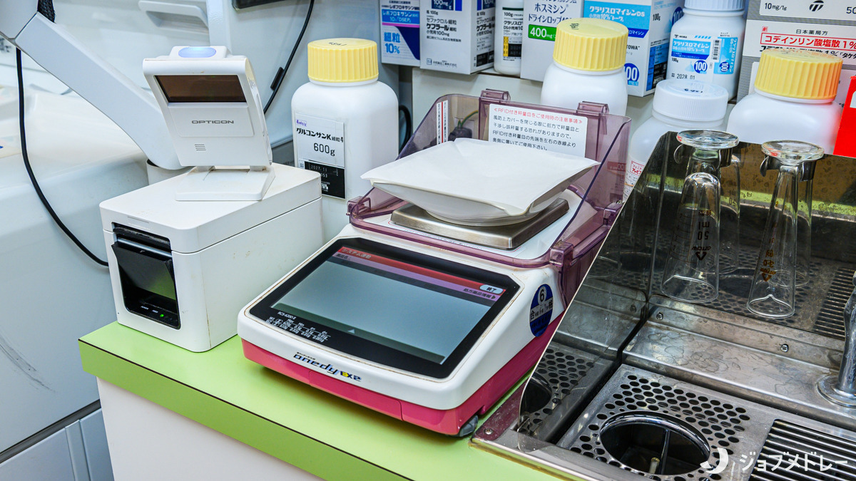 サンアイ薬局ぐすくま(調剤事務の求人)の写真12枚目:調剤しやすい環境づくりを行っています