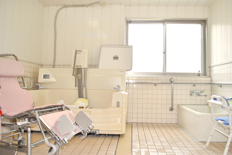 住宅型有料老人ホームアップタウンおおがき（介護職/ヘルパーの求人）の写真4枚目：浴室は個浴と機械浴がございます