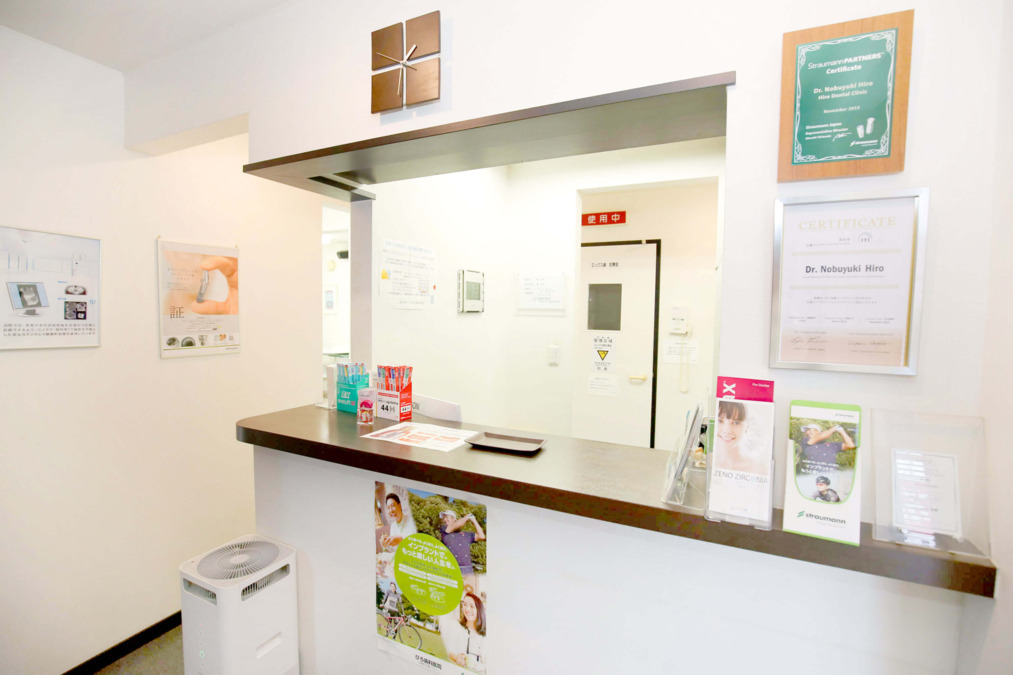 ひろ歯科医院(歯科衛生士の求人)の写真3枚目:動線を考えられた受付!どのチェアからも行きやすい医院の真ん中に☆