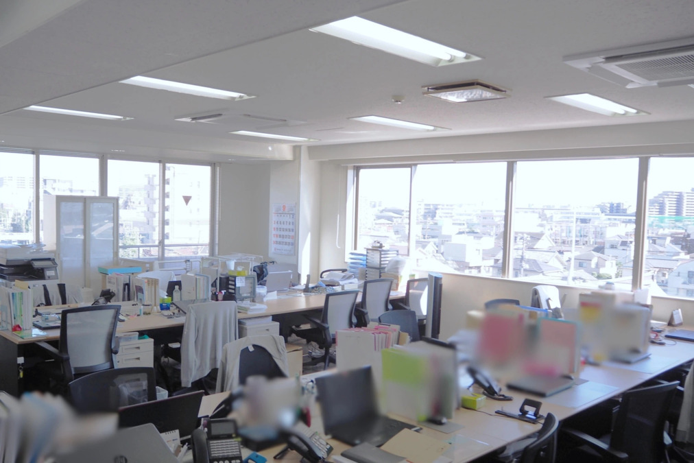 株式会社アーネストケアの写真2枚目：【執務室】窓面が広く明るいです！