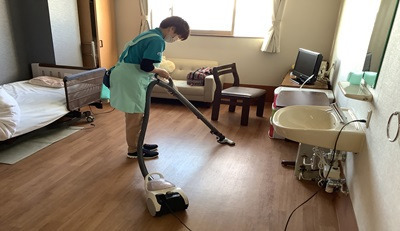 すまいるシニアホーム(介護職/ヘルパーの求人)の写真4枚目:居室の掃除をしています♪