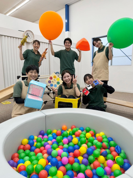 児童発達支援事業所HighFive上社教室の写真2枚目：職員同士も仲良し。楽しくお仕事をしていただけます！