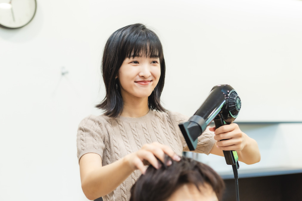 カットビースタイル ペリエ西千葉店【2025年03月28日オープン】（美容師の求人）の写真4枚目：アシスタントやブランクの方の研修体制も充実しています