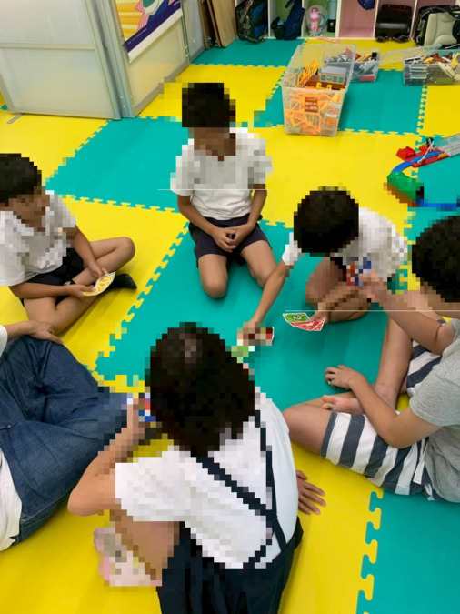 こどもデイサービス「ハニーコスモス」（児童指導員/指導員の求人）の写真4枚目：ハニーコスモスでカードゲームをする利用者たちです。