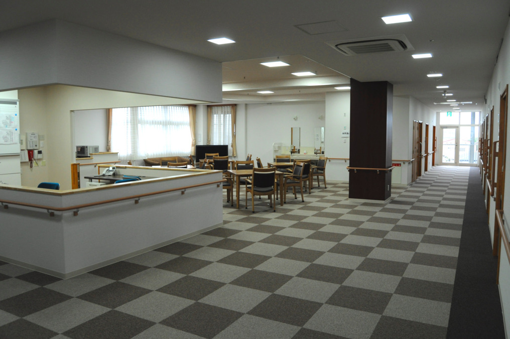 ミモザ湘南平塚介護付きホームの写真4枚目：食堂です。施設では感染症対策を徹底しマメに消毒を行っております。