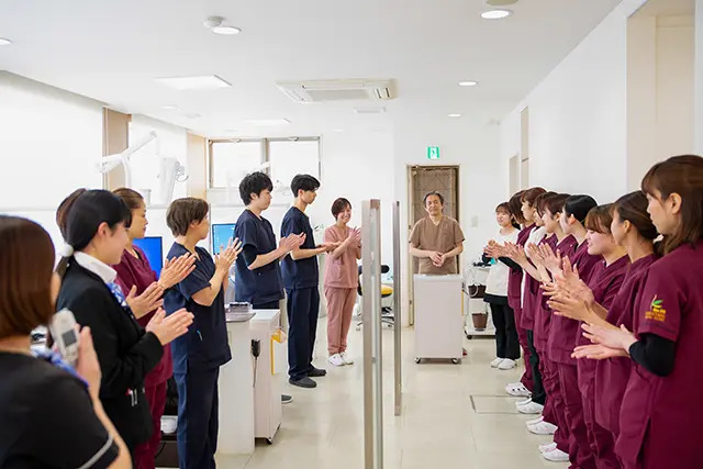 医療法人心美会 かわたに歯科医院（歯科衛生士の求人）の写真2枚目：朝礼では、診療がスムーズに行えるように予約確認や情報共有をします。