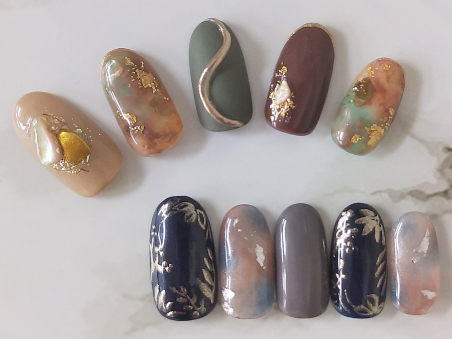 freely nailの写真5枚目：定額ネイルのサンプルは100種類以上！多様なデザインを提案しています☆