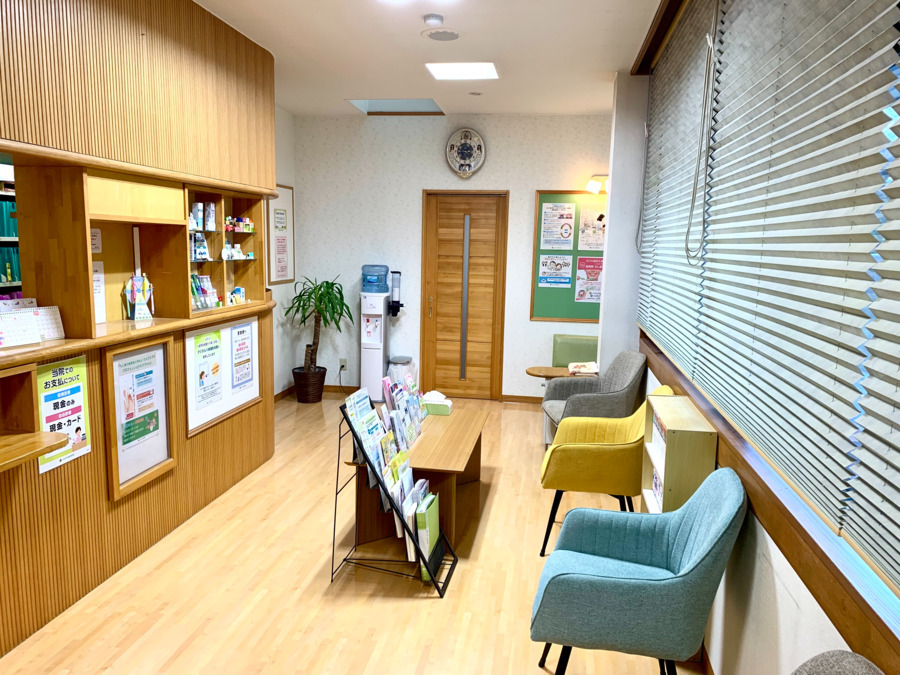 くまざわ歯科医院（歯科衛生士の求人）の写真2枚目：木目を基調とした安心感のある待合室です