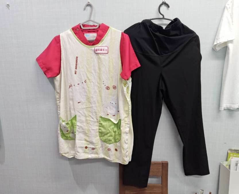 たんぽぽ小児歯科(歯科衛生士の求人)の写真9枚目:スクラブの上にキャラクターエプロンを着ます。