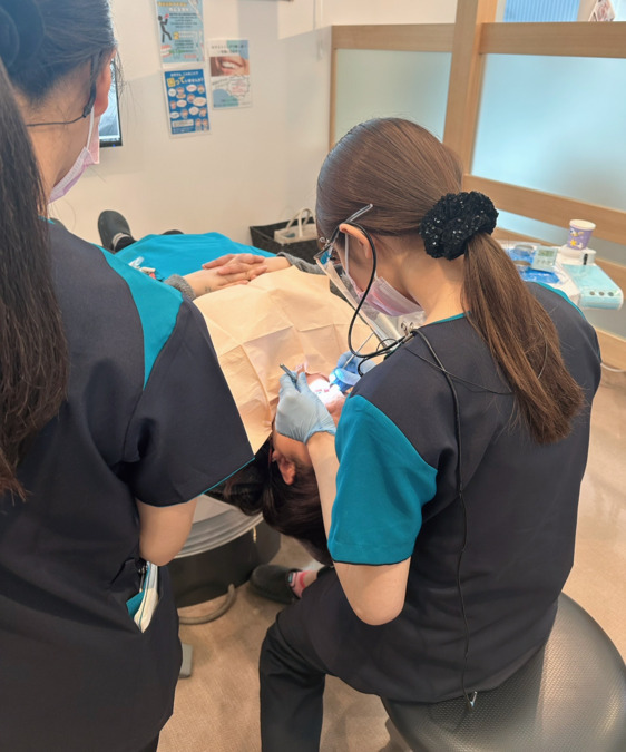 医療法人徳和会　平和歯科クリニック（歯科衛生士の求人）の写真4枚目：スケーリングの様子