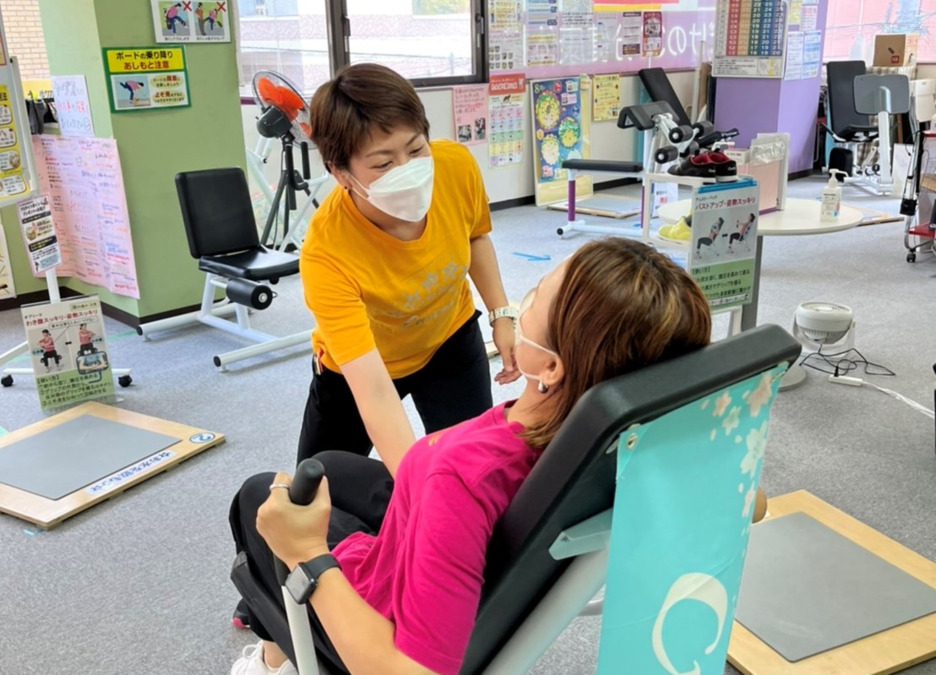 カーブス馬込駅前(インストラクターの求人)の写真2枚目:コーチがサポートを行っています