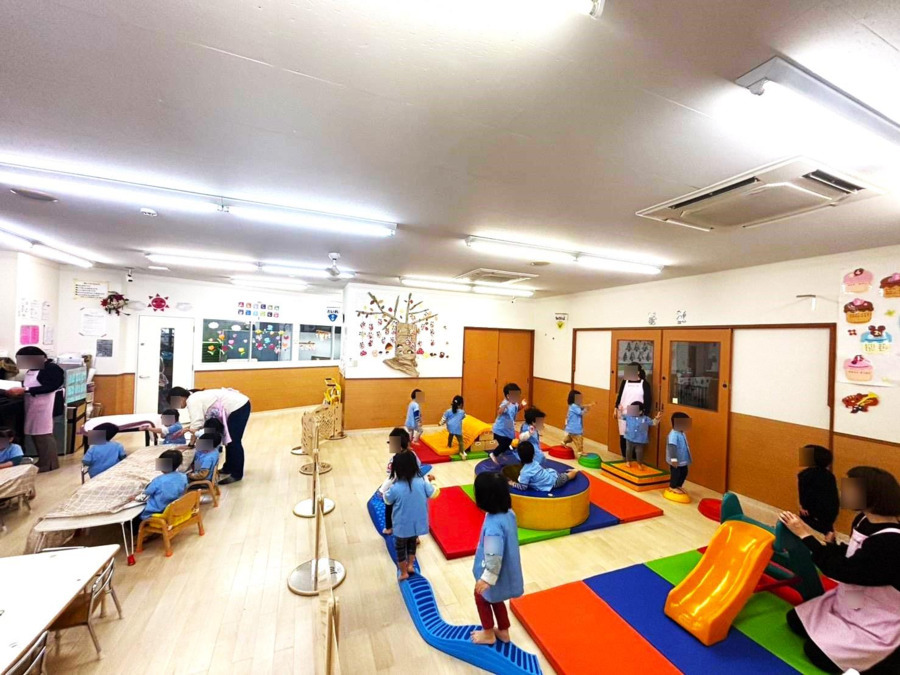ぎおんひがしこども園　本園（保育士の求人）の写真7枚目：保育室が広いので、プチアスレチックもできます♪