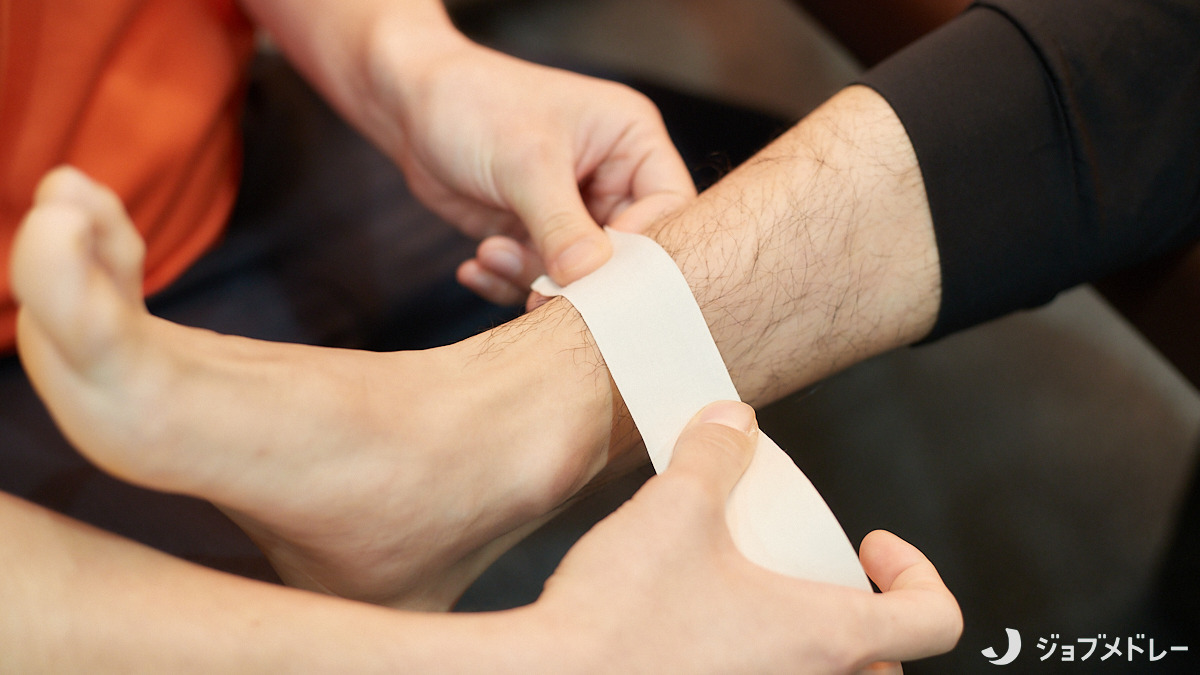 本千葉ありがとう整骨院(鍼灸師の求人)の写真11枚目:テーピングの様子です