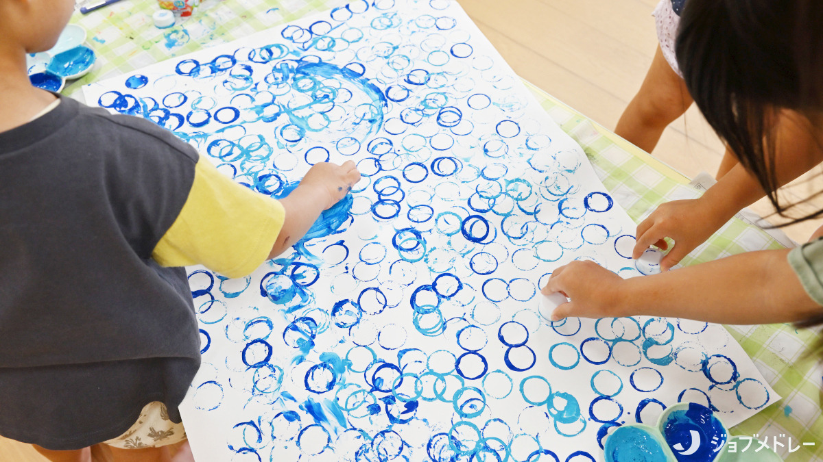 ふちしらコスモ保育園（保育士の求人）の写真10枚目：楽しい製作活動の時間です♪
