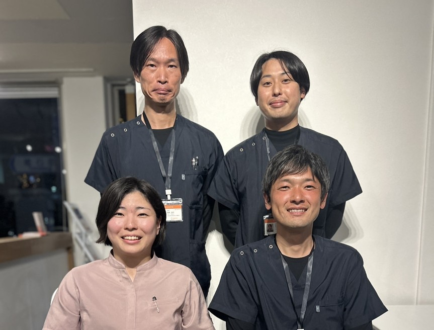 訪問鍼灸リハビリ　ウェルネス治療院（鍼灸師の求人）の写真3枚目：現在院長も含め治療スタッフは男性4名、女性2名です。