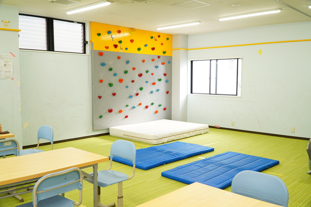放課後等デイサービスはぴねす東和田（児童発達支援管理責任者の求人）の写真7枚目：ボルダリングは人気です！！