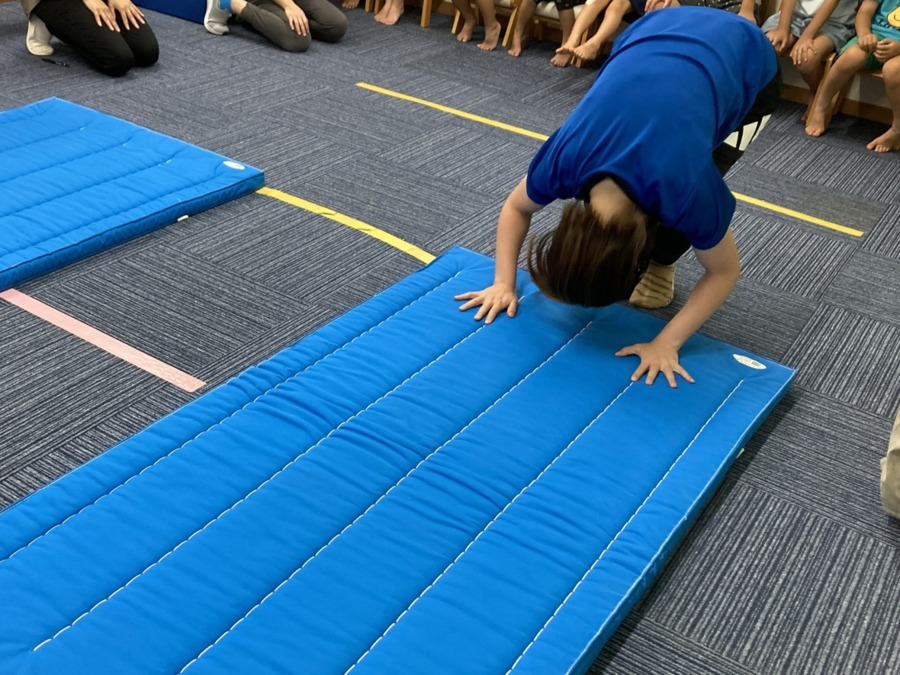 児童発達支援 HiKaRi(児童指導員/指導員の求人)の写真2枚目:集団活動ではマット運動をしています。