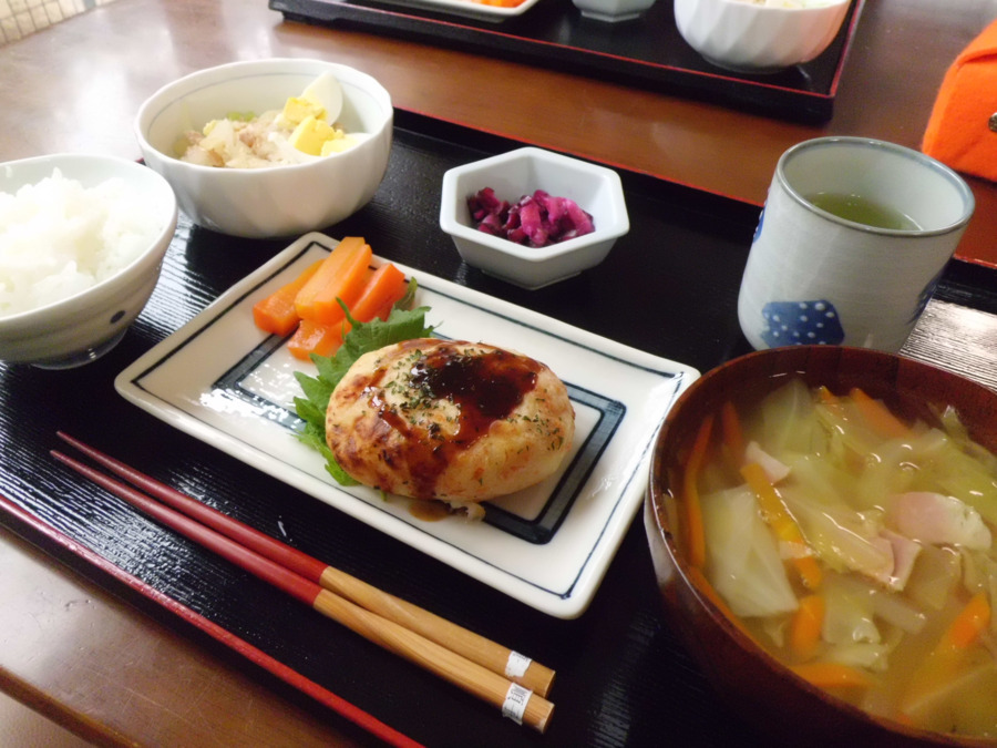 グループホーム高丘（介護職/ヘルパーの求人）の写真2枚目：「食」を大切にしており、食事は手作りの食事を提供しています。
