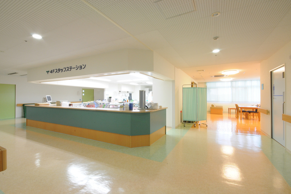 鶴川記念病院(看護師/准看護師の求人)の写真3枚目:Nsステーションと談話室です