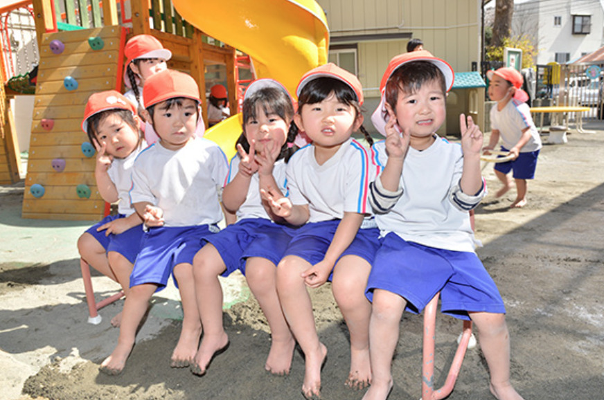 宗教法人利正寺保育園（保育士の求人）の写真6枚目：子どもたちの心と身体を育むために20年前から裸足教育を実施しています。