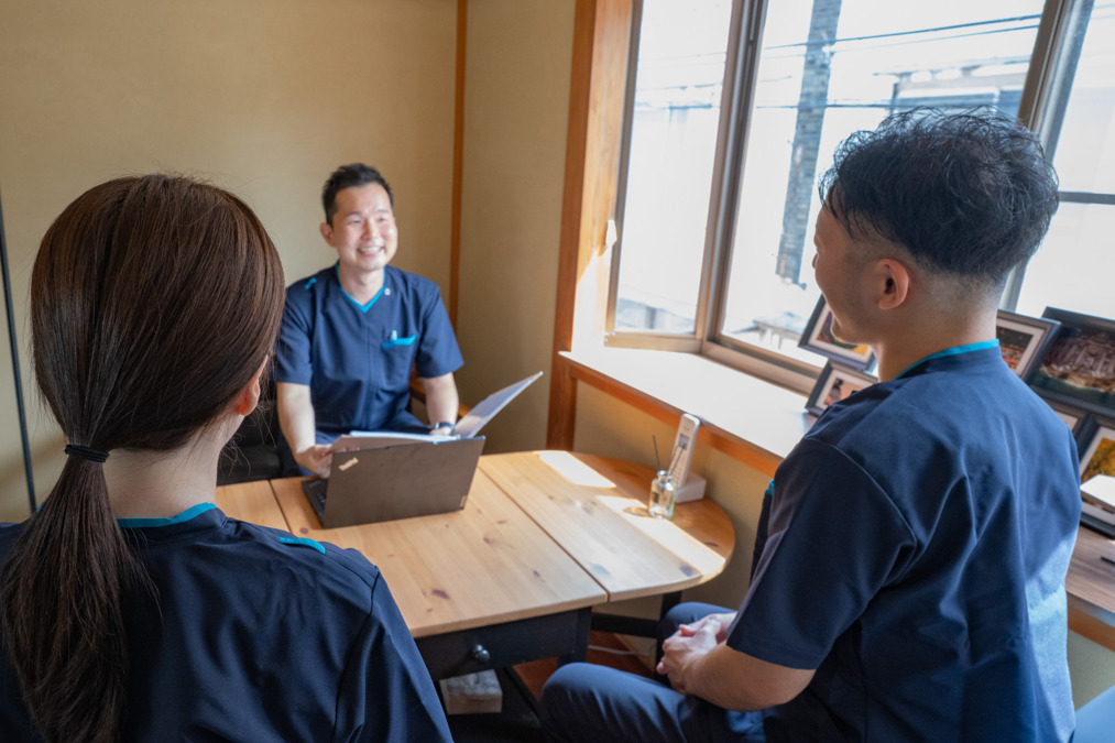 あさぎ訪問看護リハビリステーション【2025年11月オープン予定】(看護師/准看護師の求人)の写真3枚目:ミーティング中。