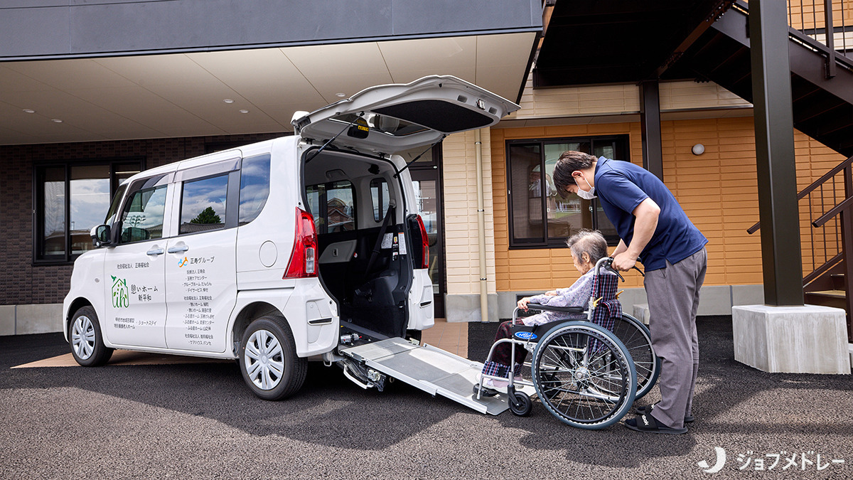 憩いホーム新平和【2025年06月01日オープン】（介護職/ヘルパーの求人）の写真5枚目：車イス対応車をご用意しています
