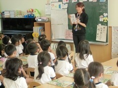 認定こども園　明佳幼稚園の写真4枚目：覚えるのではなく見て、聞いて、文字に慣れ親しみ日々の生活の中で漢字と遊んでいます