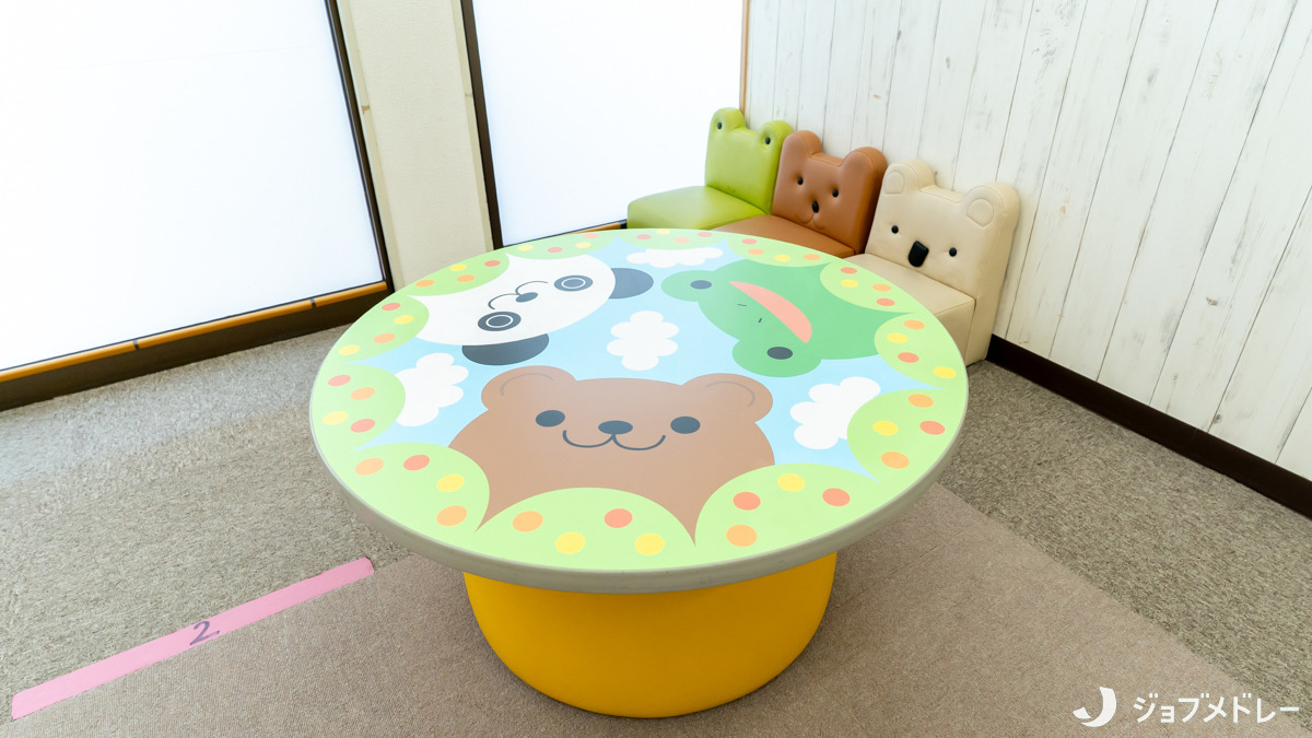 さくだいらキッズらぼ個のじかん(児童指導員/指導員の求人)の写真11枚目:動物が可愛らしい机と椅子です